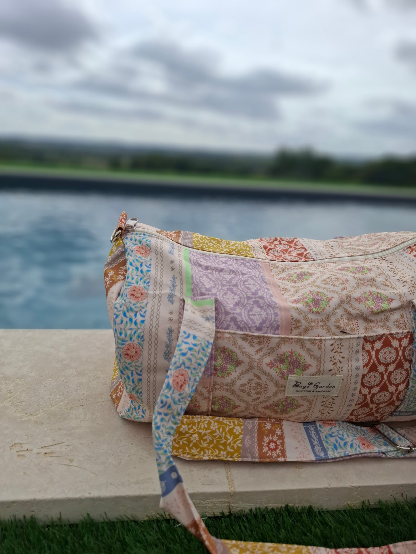 Sac polochon en tissu coton motifs patchwork fleuri avec des motifs géométriques orange rose bleu