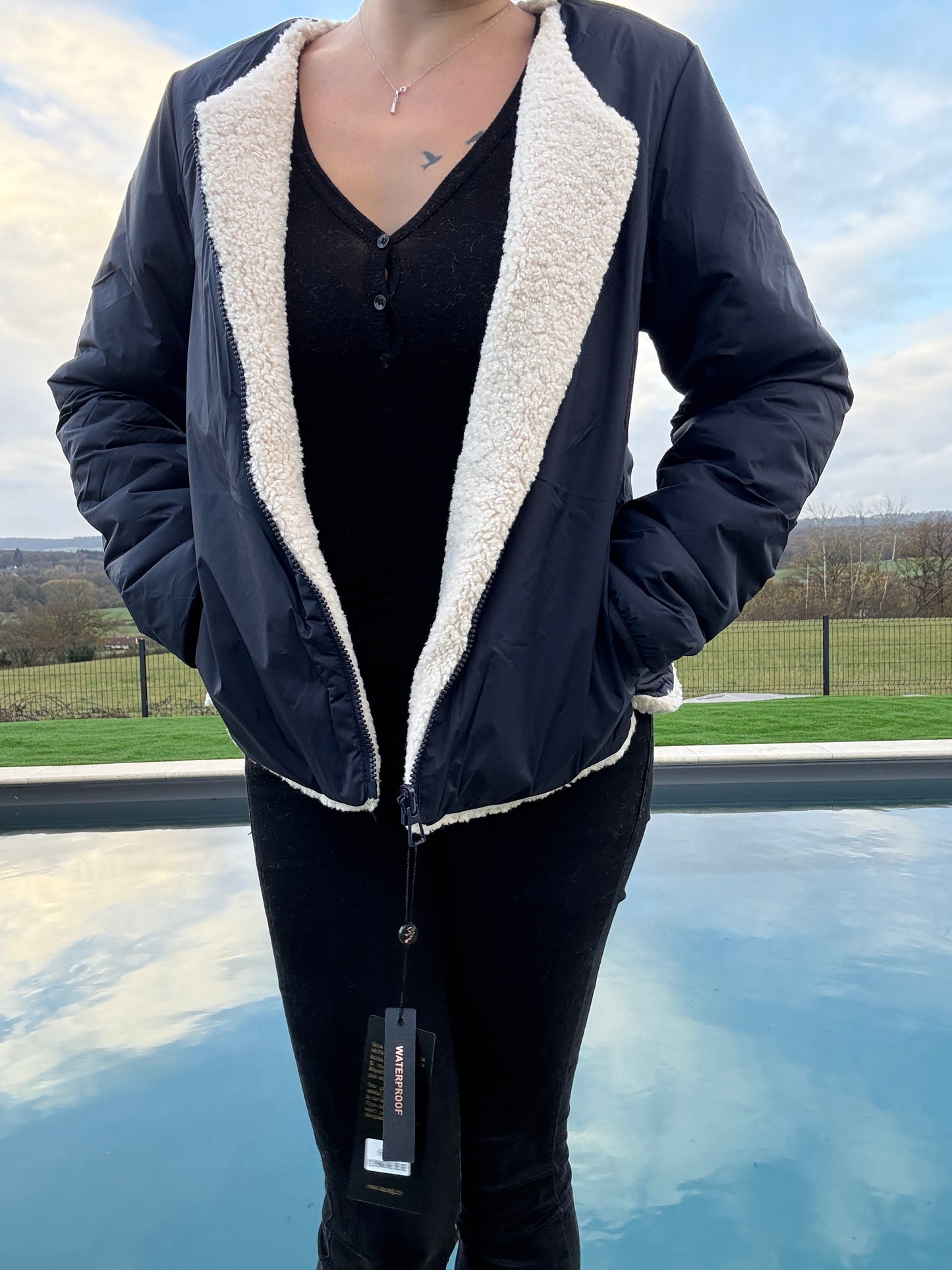 Laura Jo - Veste courte reversible bleu marine avec doublure en sherpa beige