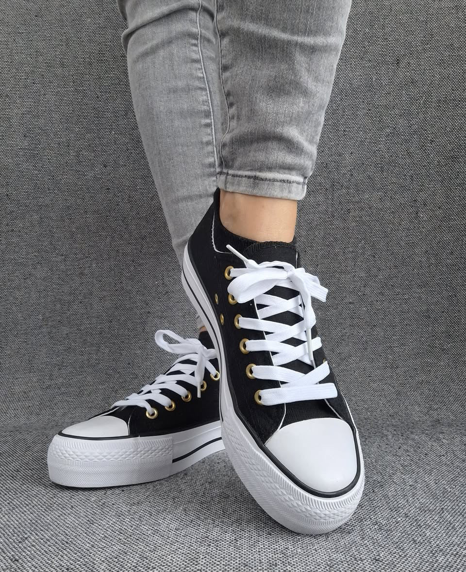 Chaussures baskets basses en toile noir avec inscription “Amor” style converse