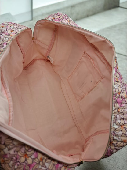 Sac week-end polochon en coton matelassé rose liberty fleuri rose et taupe