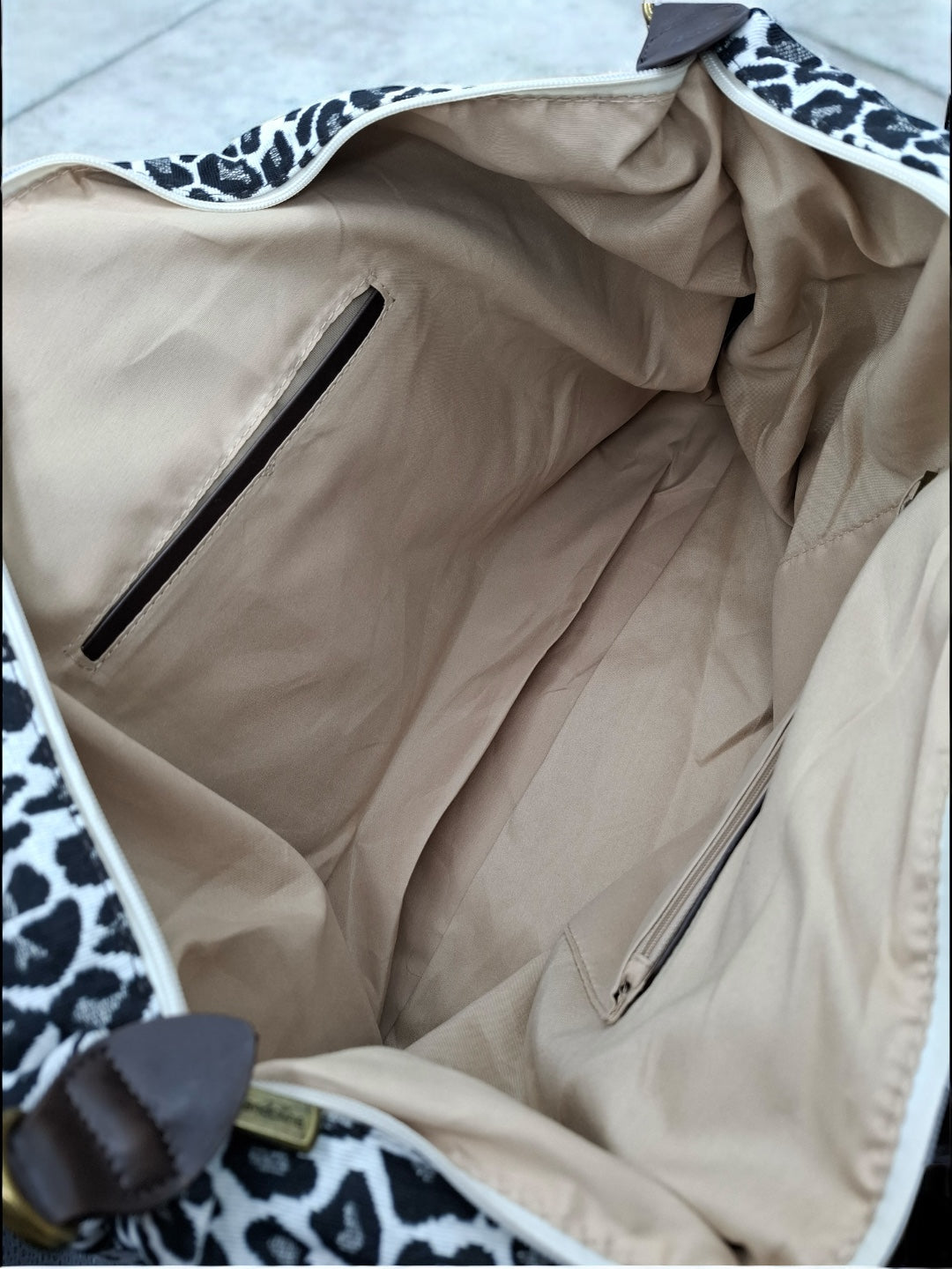 Grand sac porté épaule imprimé léopard blanc noir