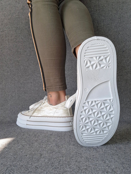 Chaussures baskets basses semelle compensée tissu rigide beige irisé avec motifs zebré style converse plateforme