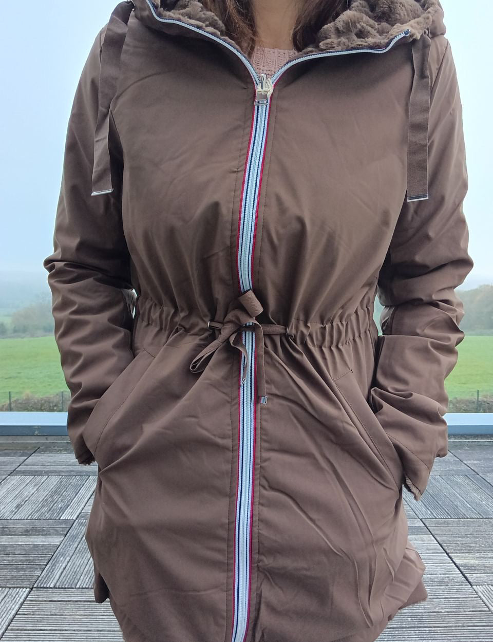 New Lolo - Manteau long MARRON réversible, imperméable et complètement fourré resserrable à la taille - Curvy