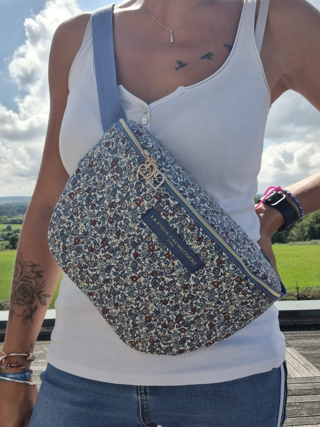 Sac banane en coton liberty bleu, rouge et blanc « La Ptite cachottière »