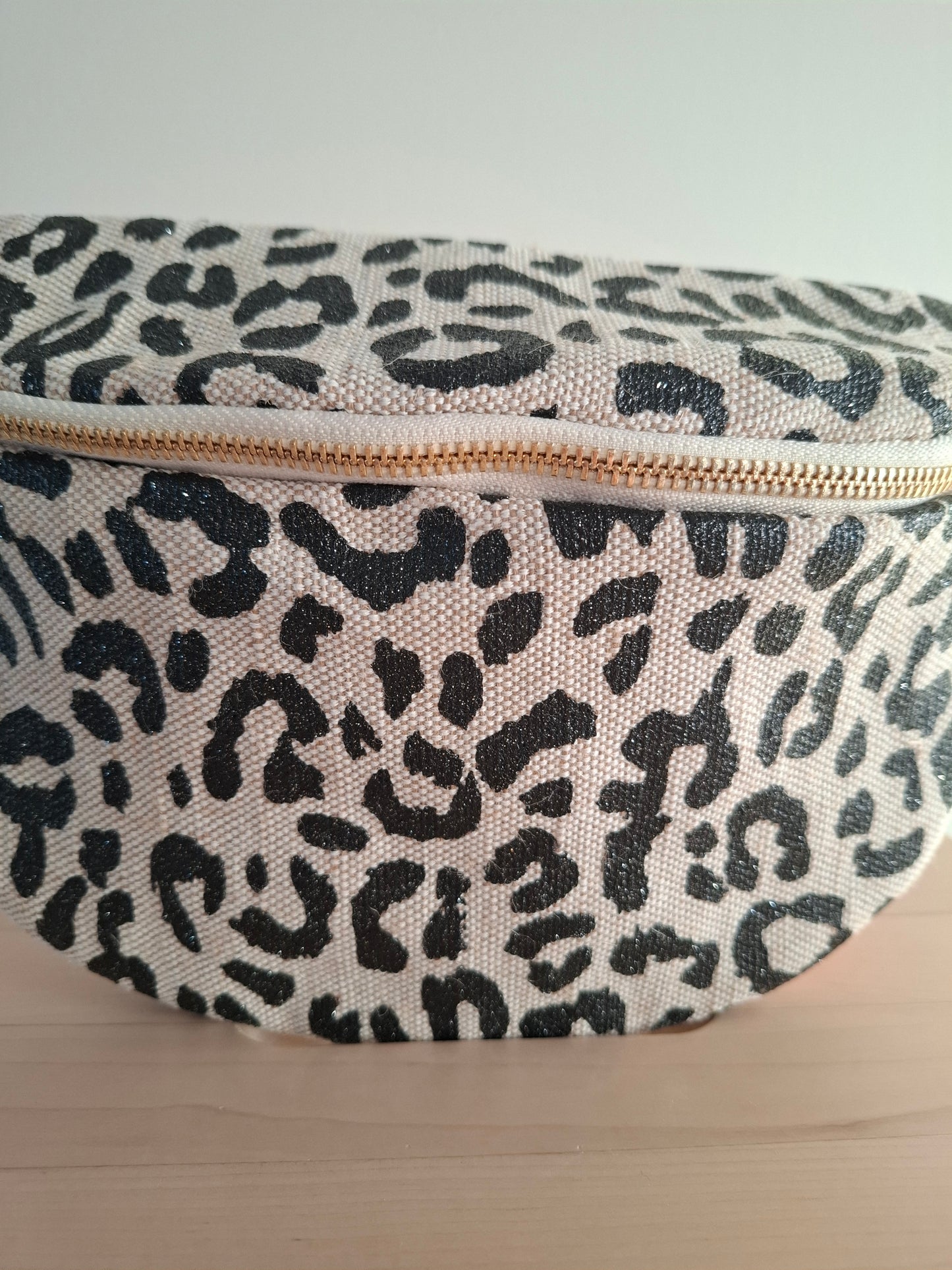 Sac banane en tissu motif léopard teintes noires et beige
