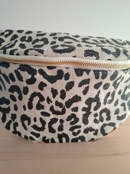 Sac banane en tissu motif léopard teintes noires et beige