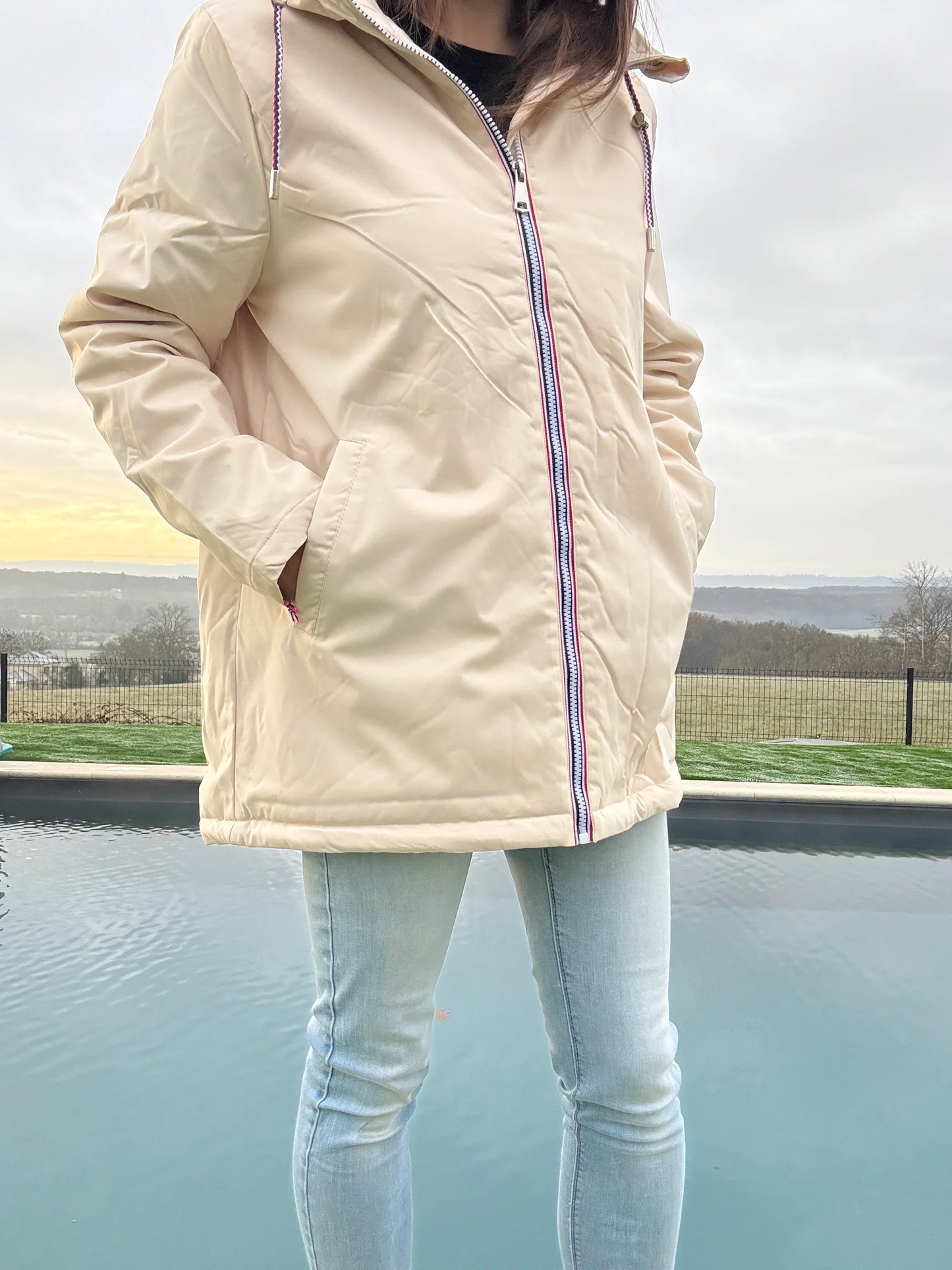 Manteau imperméable mi long fourré en fausse fourrure beige - Curvy