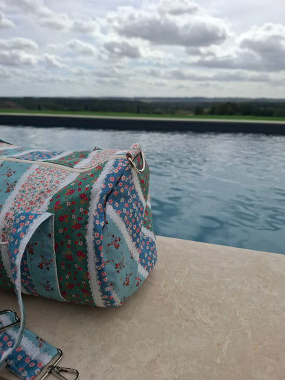 Sac polochon en tissu coton motifs patchwork à rayures florales bleu rose et vert