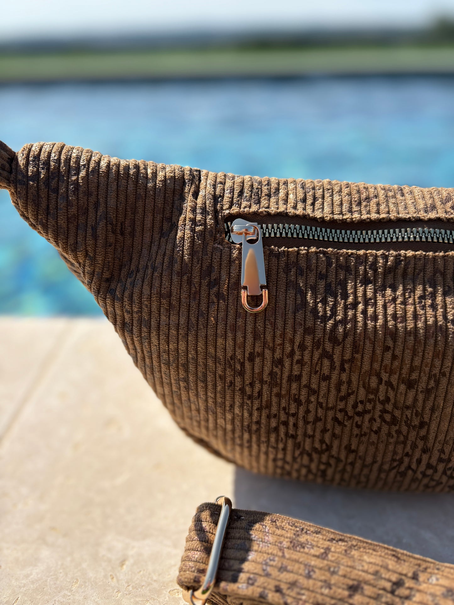 Sac banane XL en velours côtelé taupe imprimé léopard 2 poches