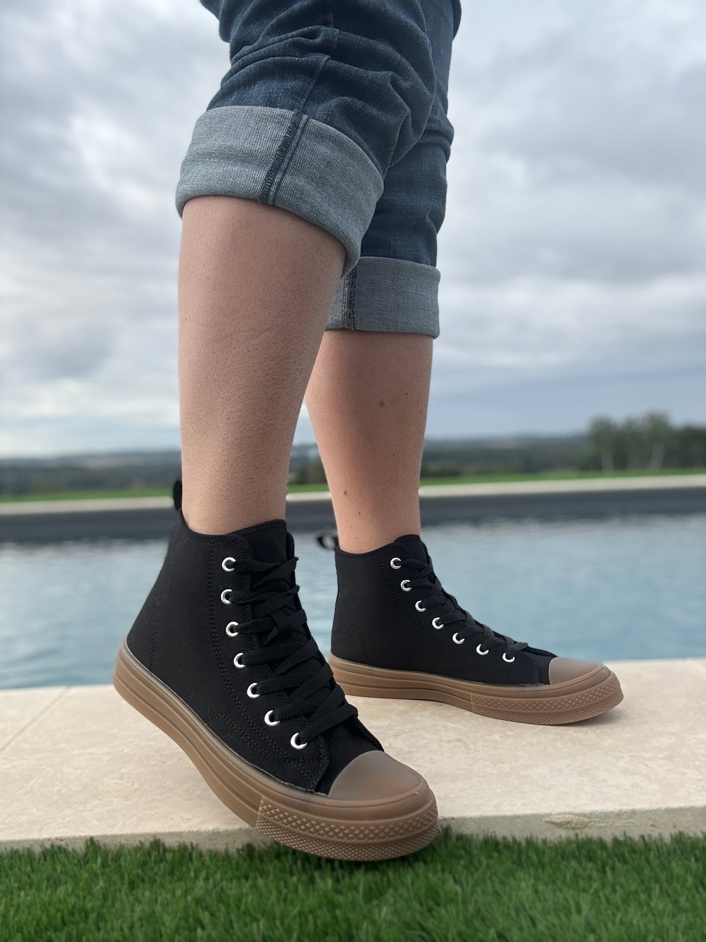 Chaussures baskets hautes en tissu noir et marron style converse