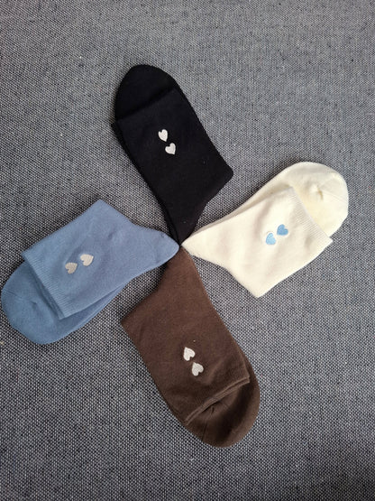 Paire de chaussettes marrons en coton à motif cœurs blancs