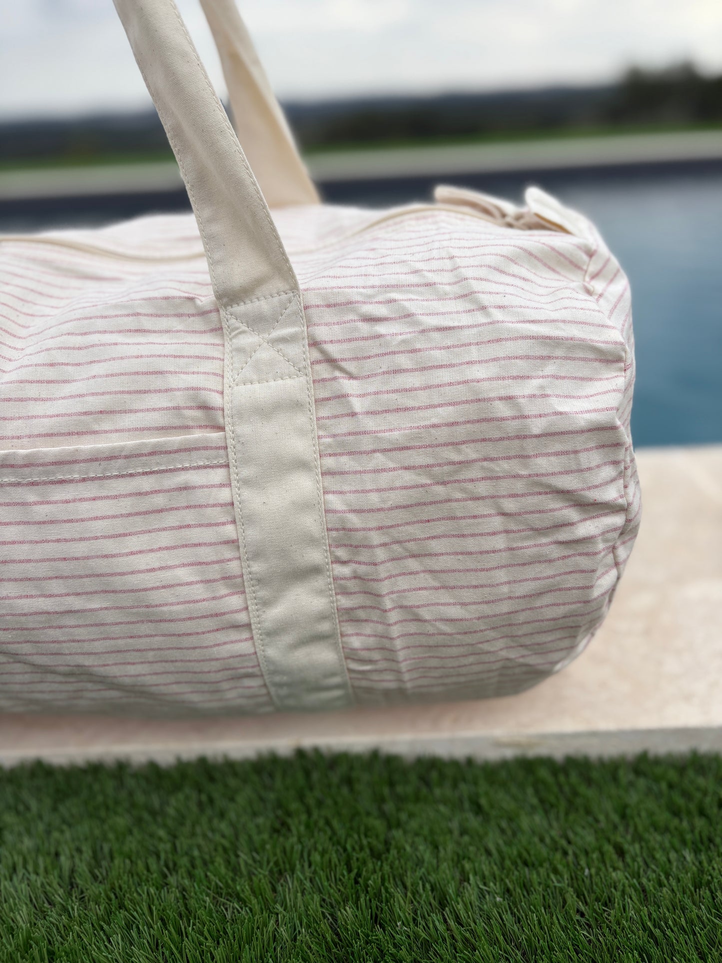 Sac polochon week end de voyage en coton léger rayé beige rouge rose