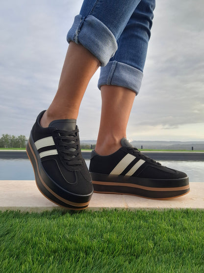 Chaussures baskets basses compensées noir avec bandes blanches style sneakers campus