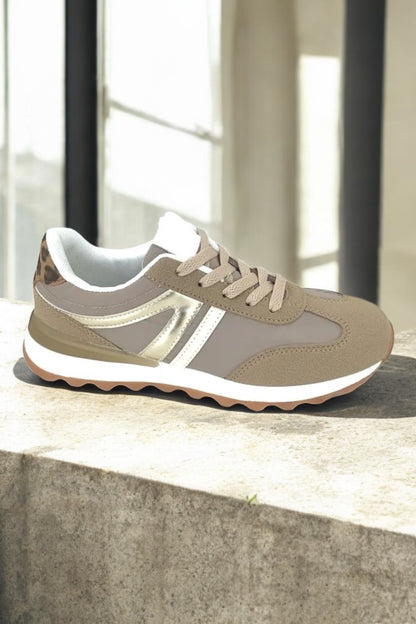 Chaussures baskets kaki et taupe avec un motif doré style sneakers new balance