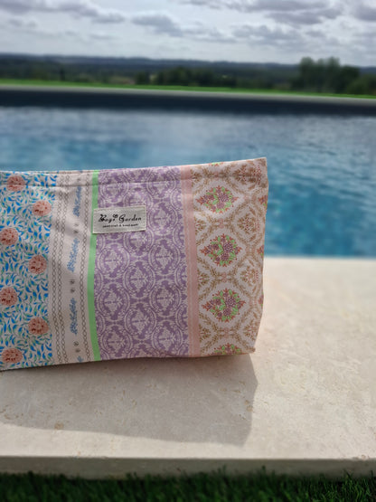 Trousse en tissu imperméabilisé motifs patchwork fleuri avec des motifs géométriques orange rose bleu