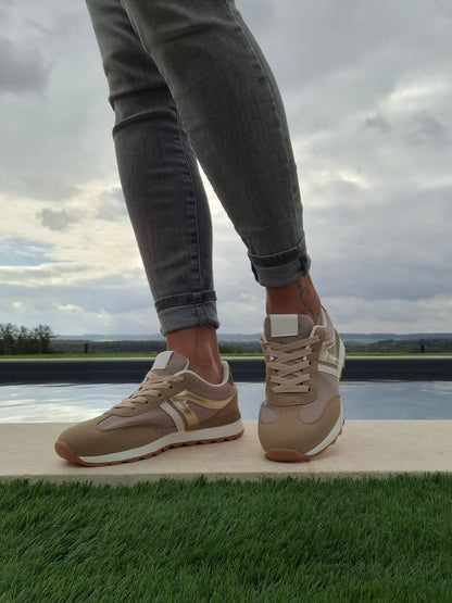 Chaussures baskets kaki et taupe avec un motif doré style sneakers new balance