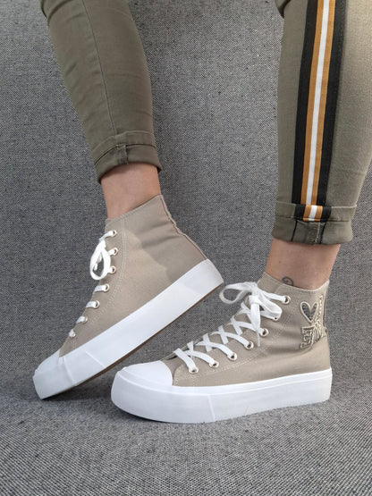 Chaussures baskets hautes tissu beige taupe blanc inscription "LOVE" style converse