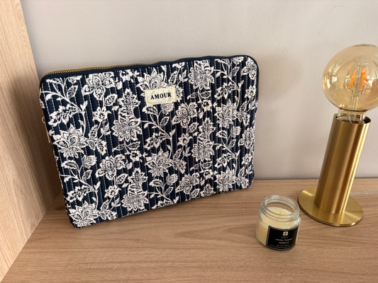 Pochette housse pour ordinateur en coton matelassé liberty floral toile de jouy couleur Bleu marine et blanc