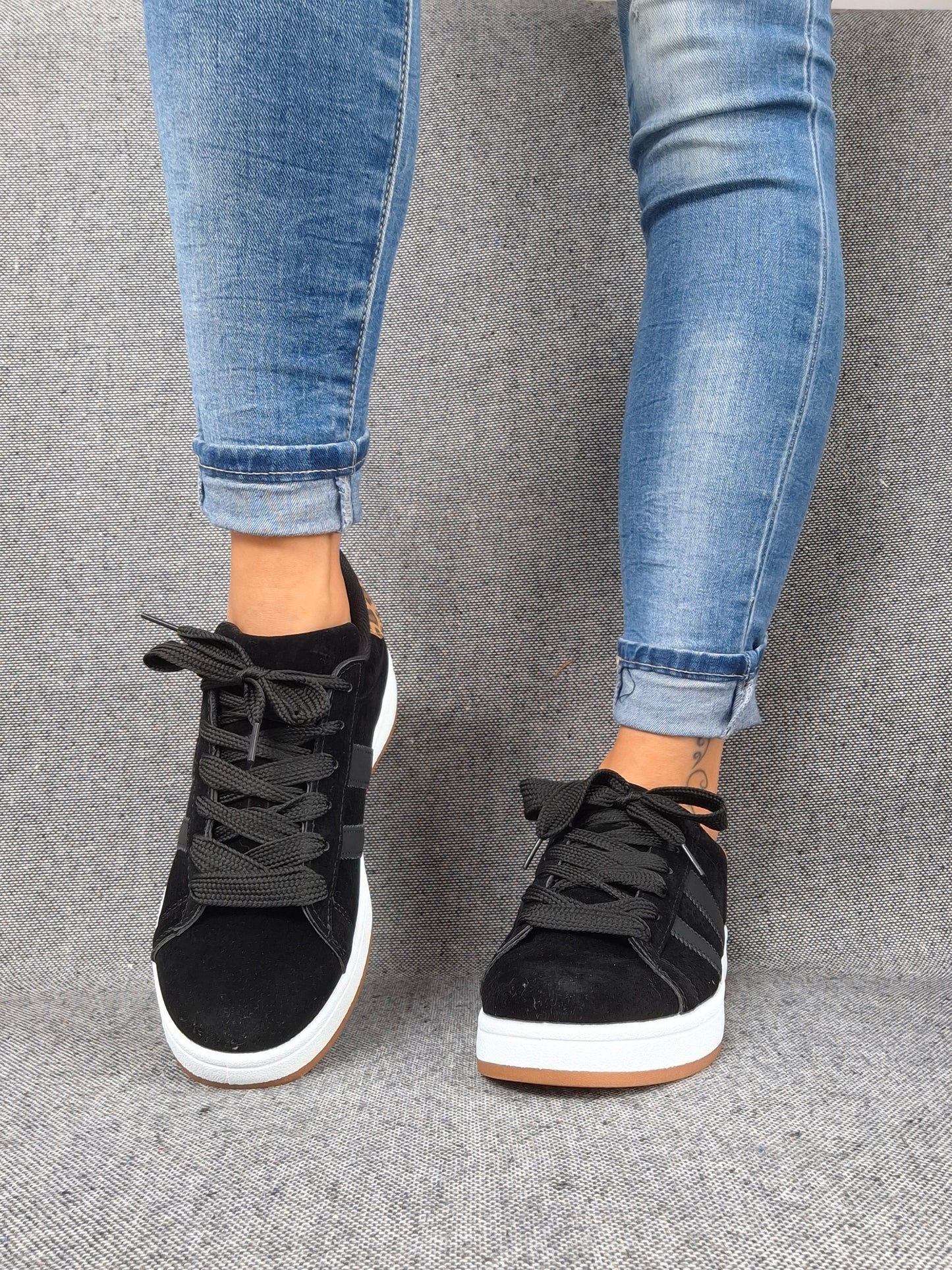 Chaussures baskets basses noires rayures noires motif léopard style campus