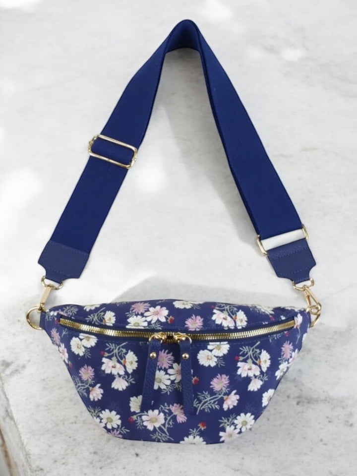 Sac banane en tissu bleu marine motifs fleuris blanc et rose