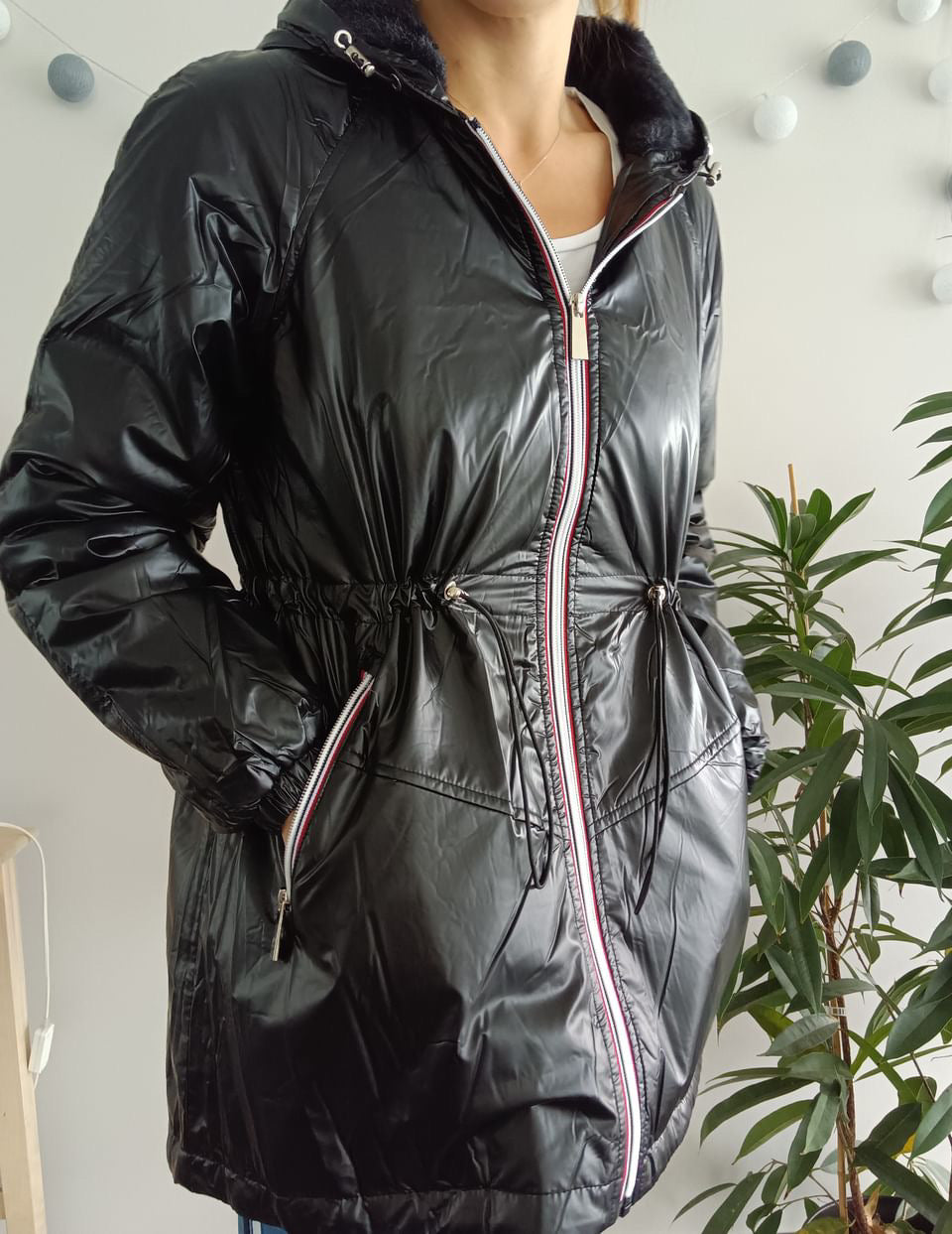 Attrait Paris - Manteau mi-long imperméable fourré resserrable à la taille noir brillant