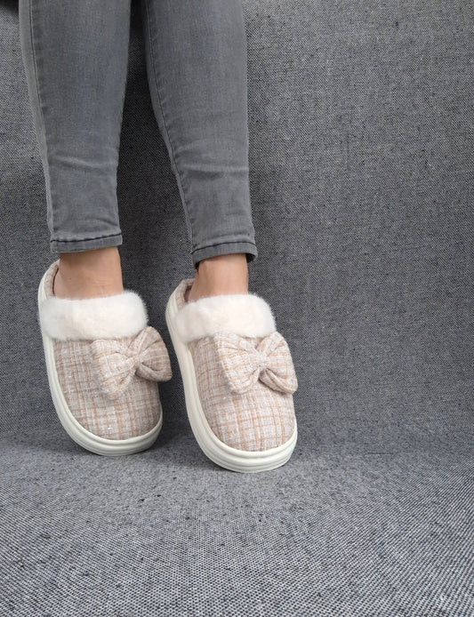 Chaussons fourrés beige et blanc en tissu à carreaux avec noeud