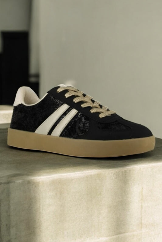 Chaussures baskets noires texturé effet serpent avec deux bandes blanches style campus