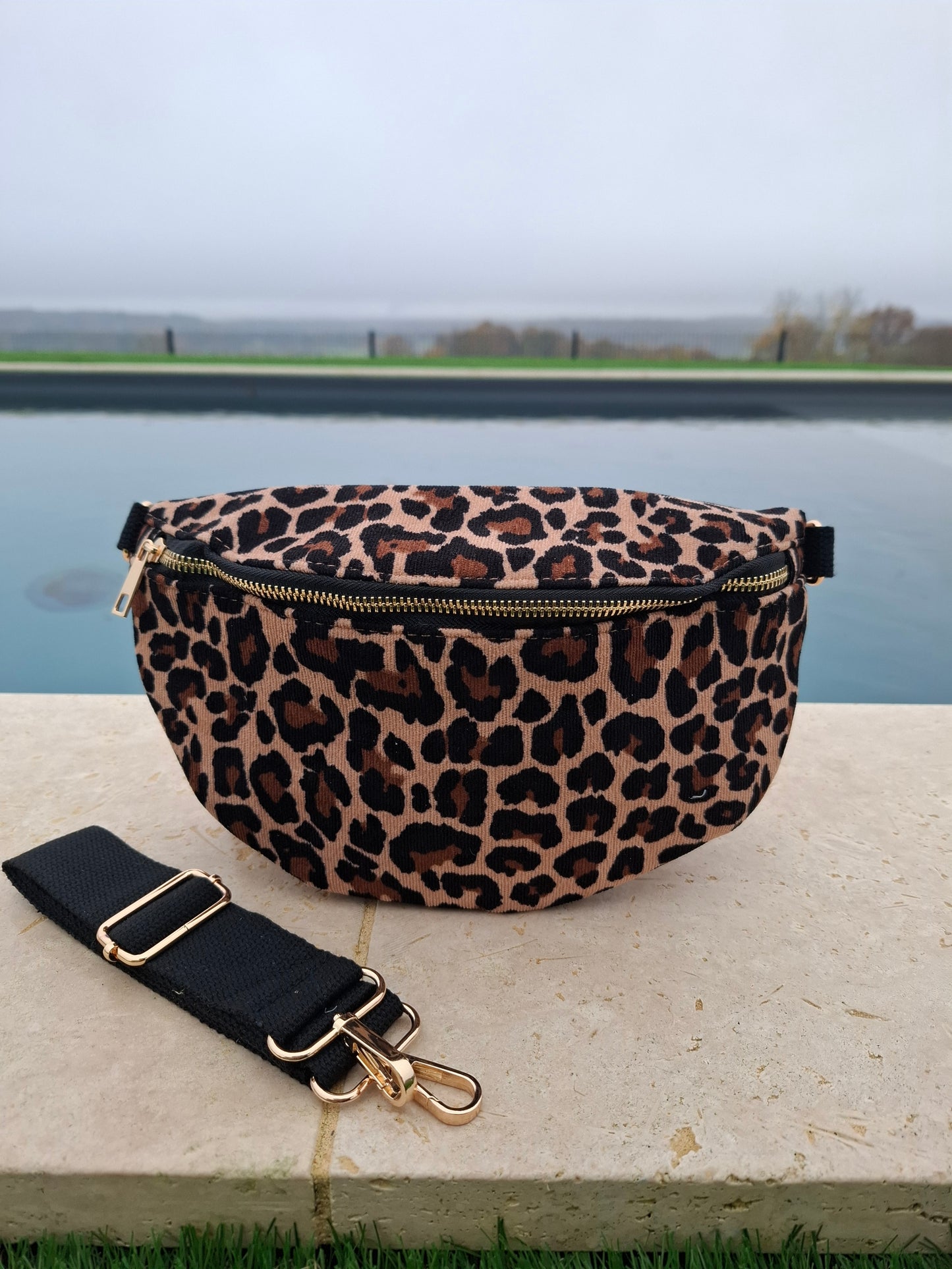 Sac banane en velours côtelé marron et noir imprimé léopard