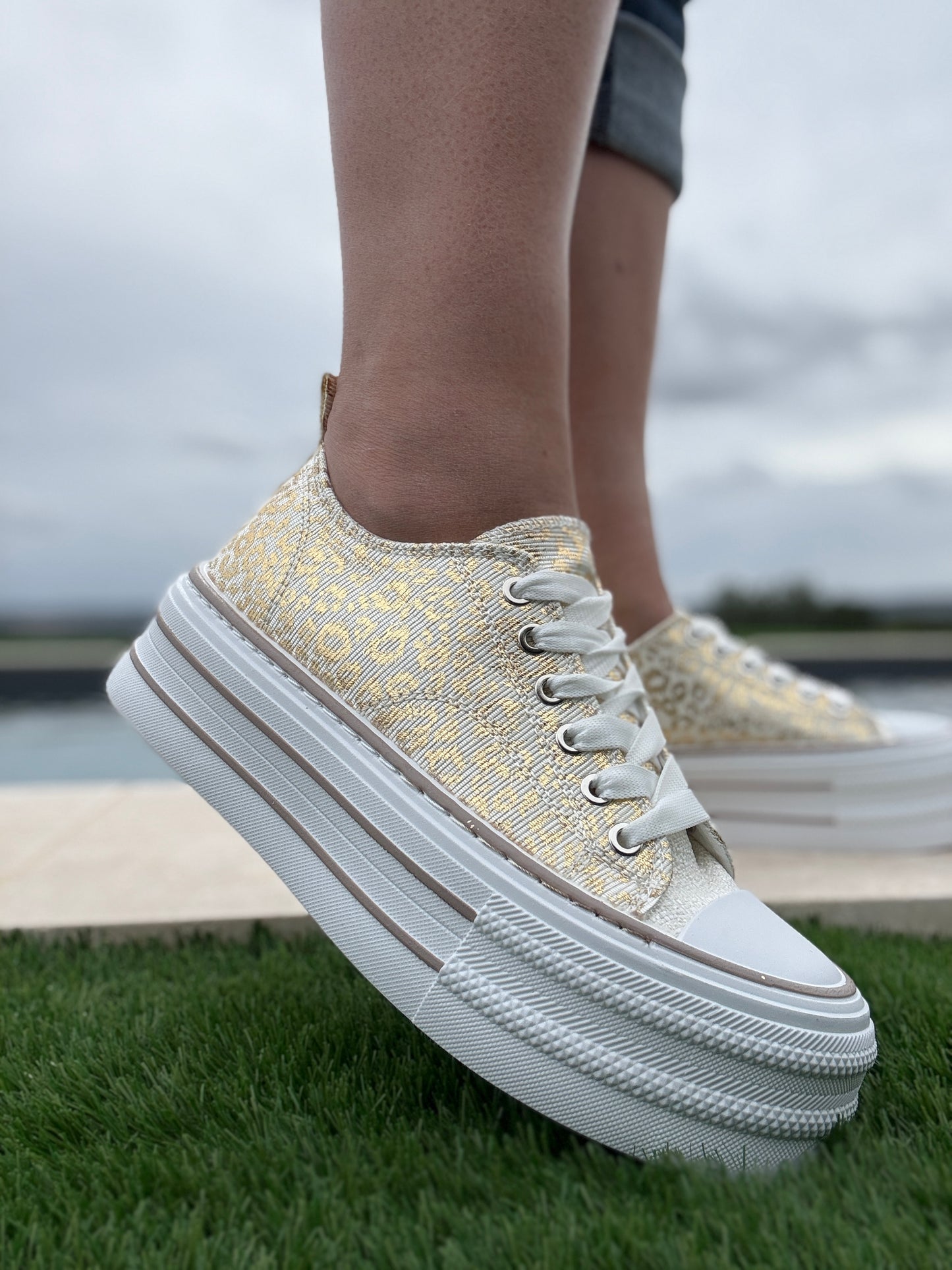 Chaussures baskets basses semelle compensée tissu motif léopard doré style converse