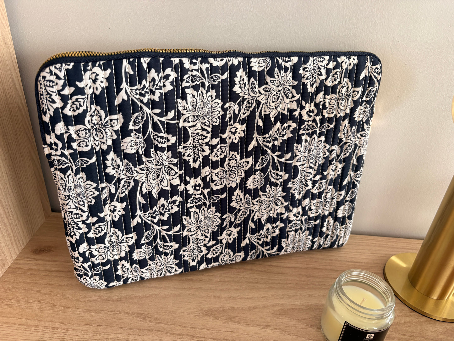 Pochette housse pour ordinateur en coton matelassé liberty floral toile de jouy couleur Bleu marine et blanc