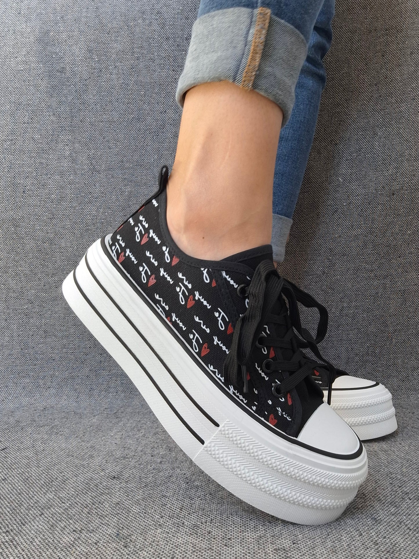 Chaussures baskets basses compensées tissu noir avec inscription “je vous aime”