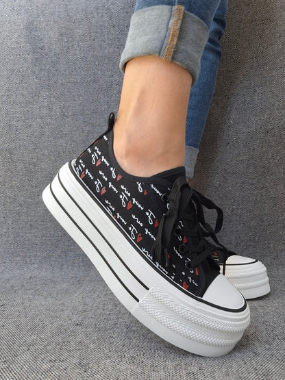 Chaussures baskets basses compensées tissu noir avec inscription “je vous aime”