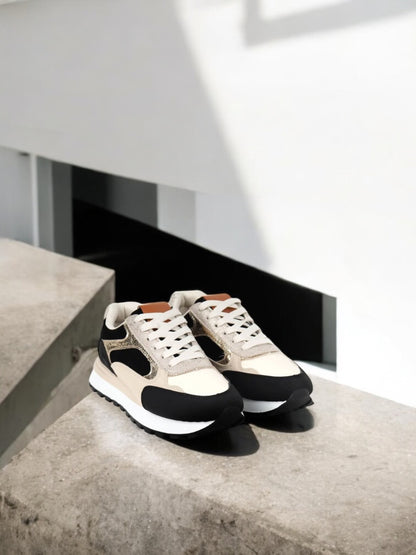 Chaussures baskets tendance beiges, noirs et blancs style sneakers