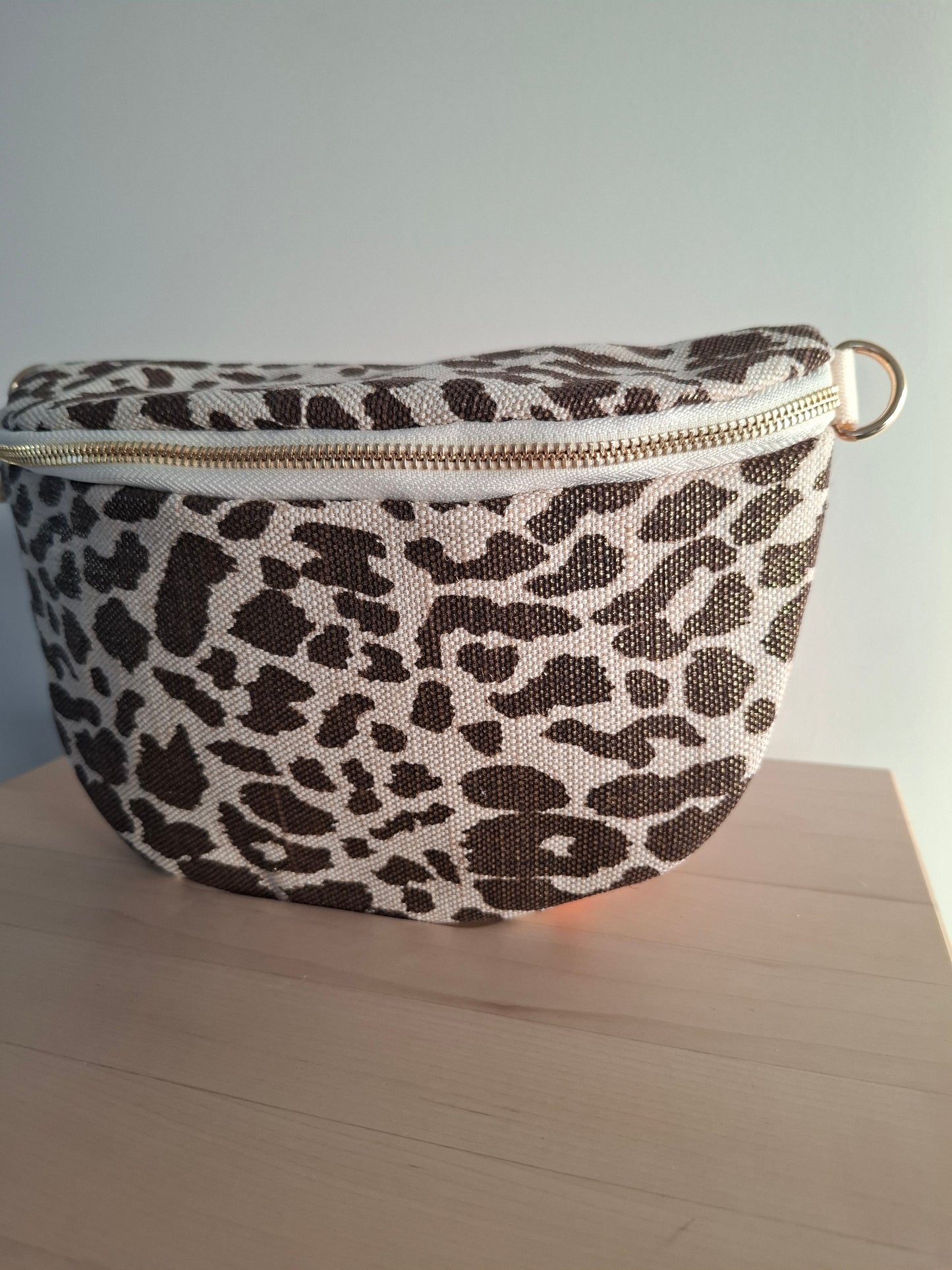 Sac banane en tissu motif léopard teintes marron et beige