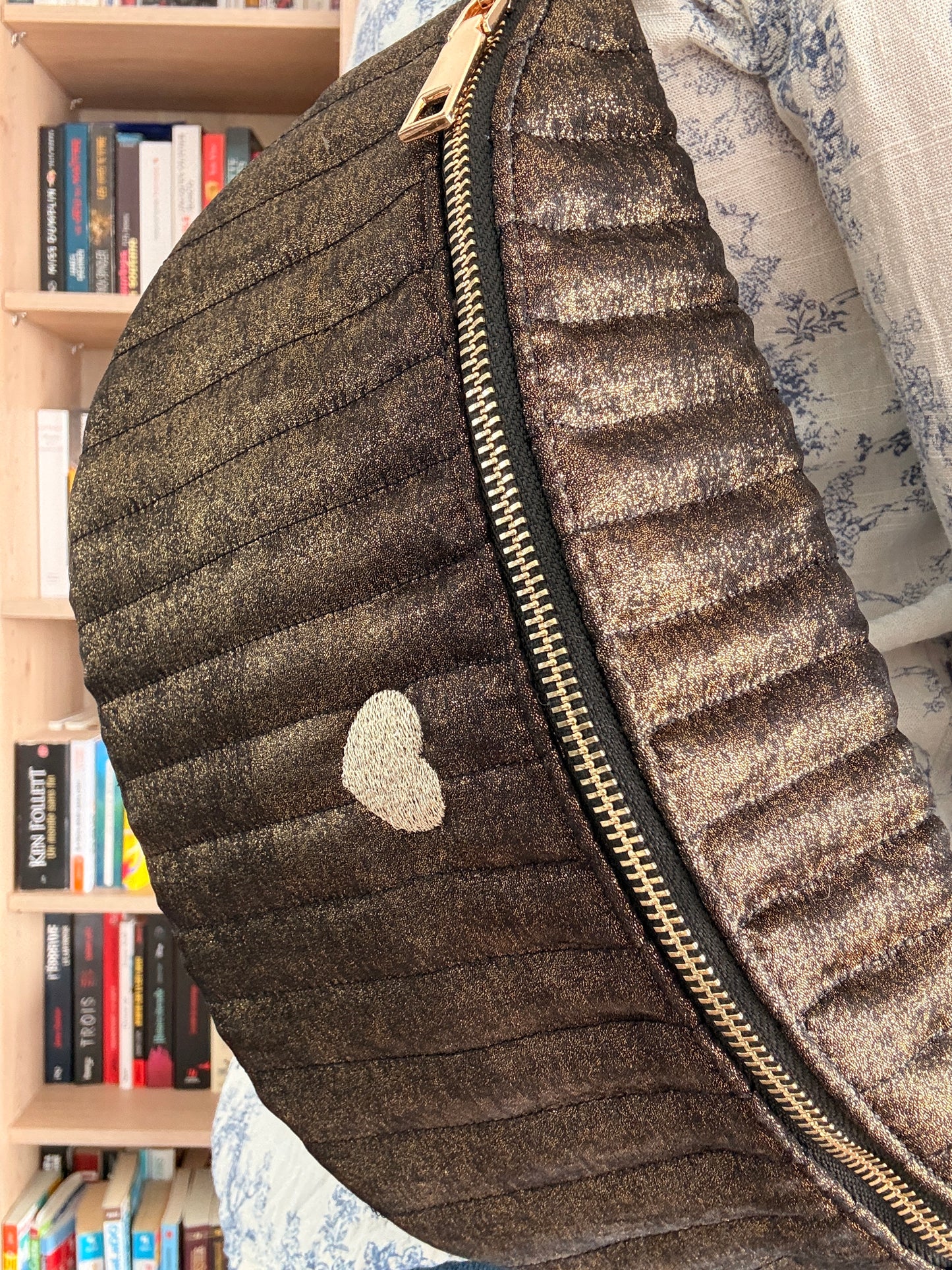 Sac banane en tissu irisé noir texturé relief élégant doré