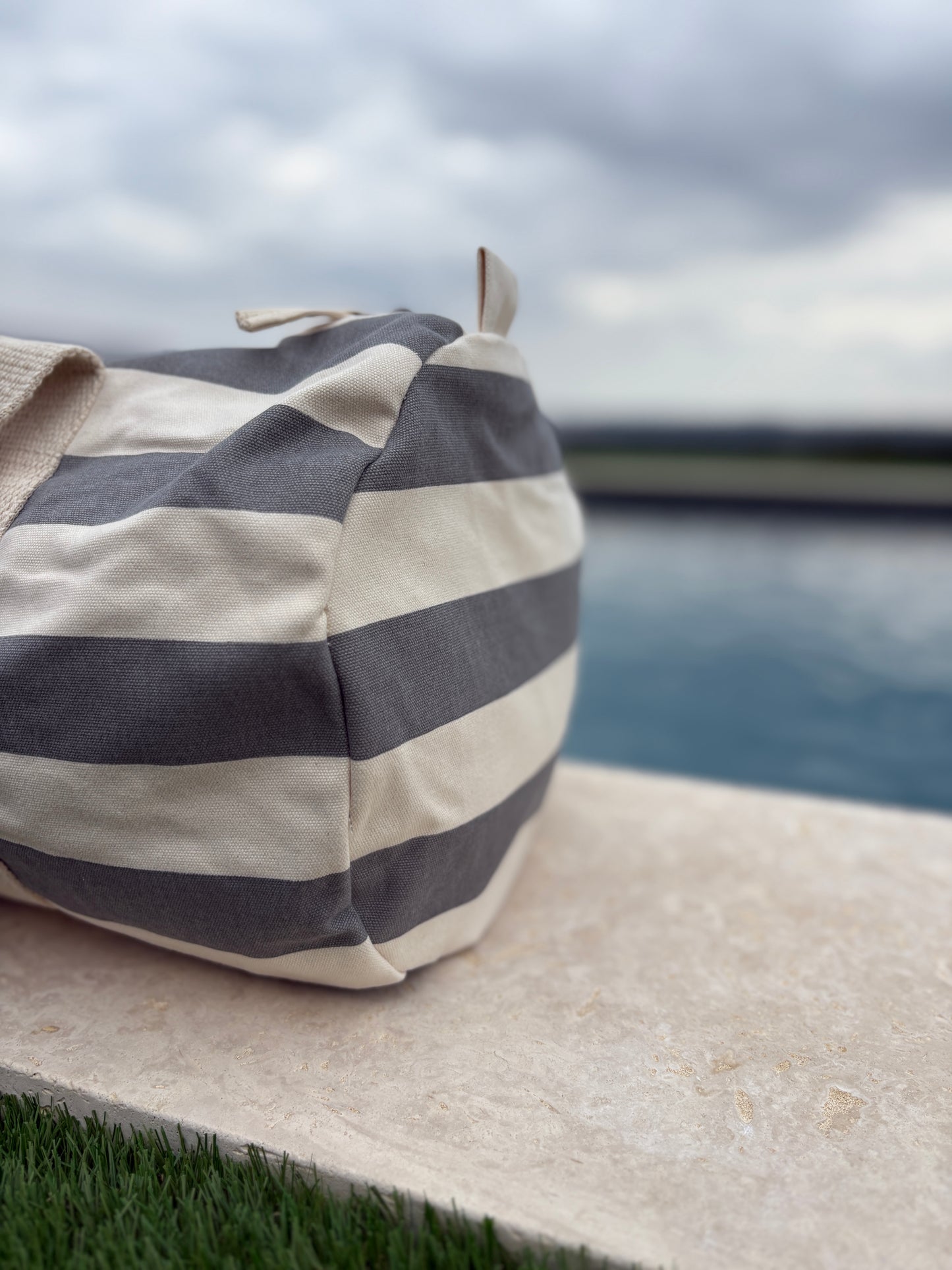 Sac polochon en coton rayé gris et blanc