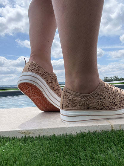 Chaussures baskets basses à dentelle beige foncé en tissu style converse