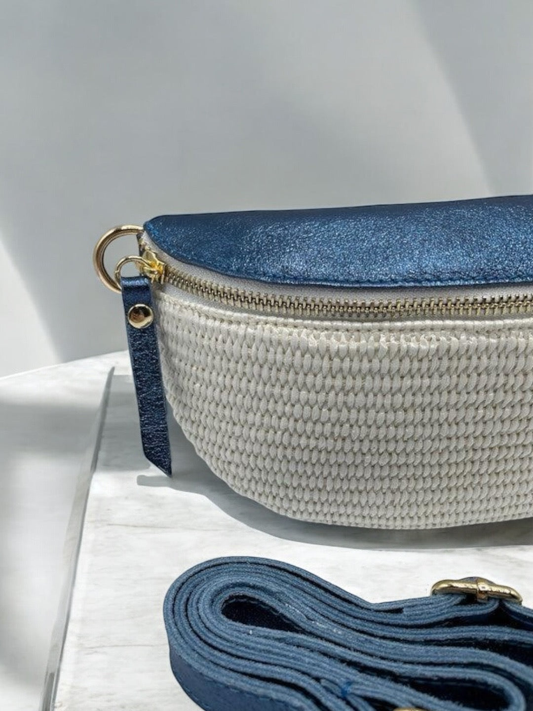 Sac banane bi matiere tressé beige cuir bleu marine