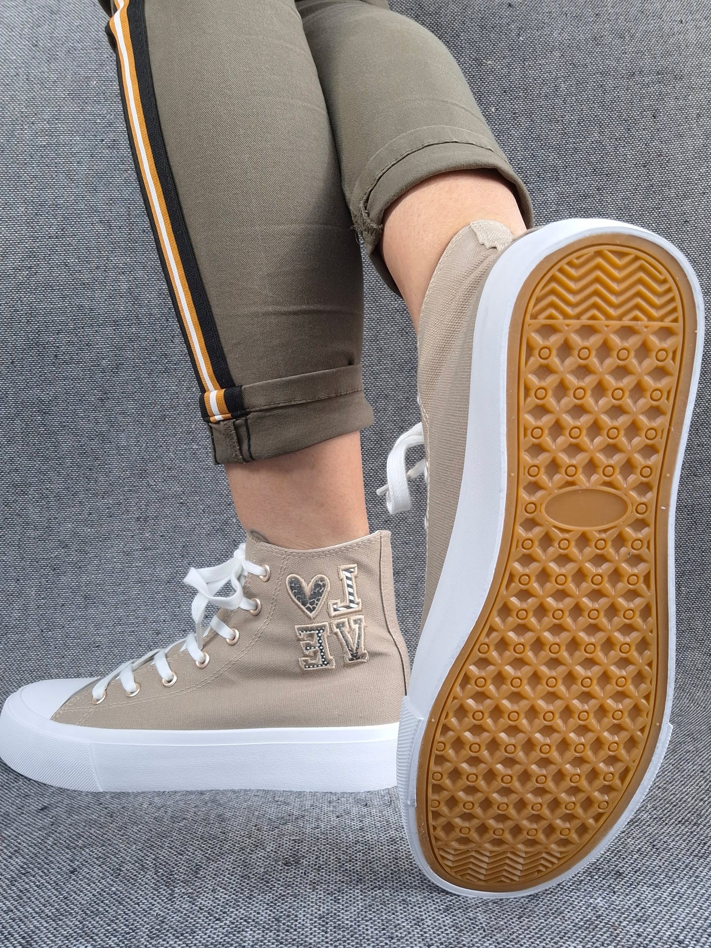 Chaussures baskets hautes tissu beige taupe blanc inscription "LOVE" style converse