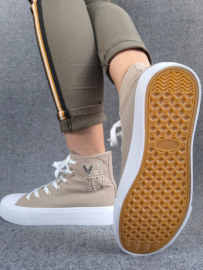 Chaussures baskets hautes tissu beige taupe blanc inscription "LOVE" style converse