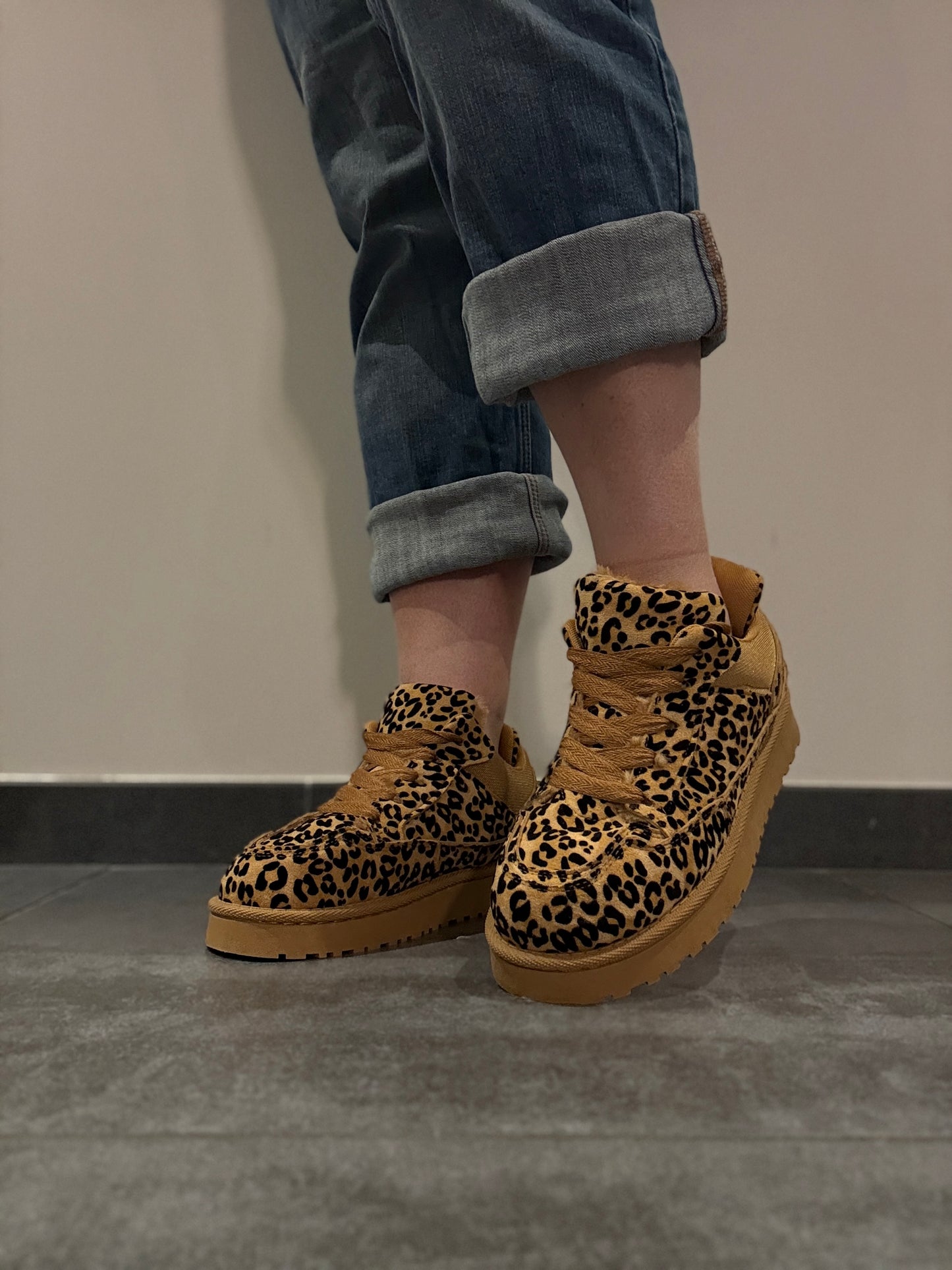 Chaussures baskets basses légèrement compensées fourrées motif léopard style sneakers