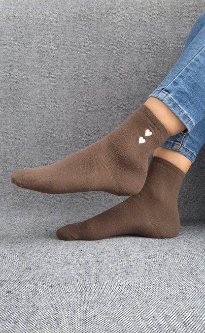 Paire de chaussettes marrons en coton à motif cœurs blancs