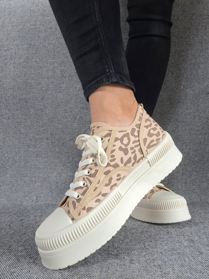 Chaussures baskets à motif léopard marron camel et blanc semelle compensée style converse