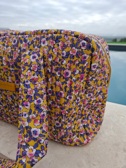 Sac week-end polochon en coton matelassé jaune liberty fleuris rose et violet