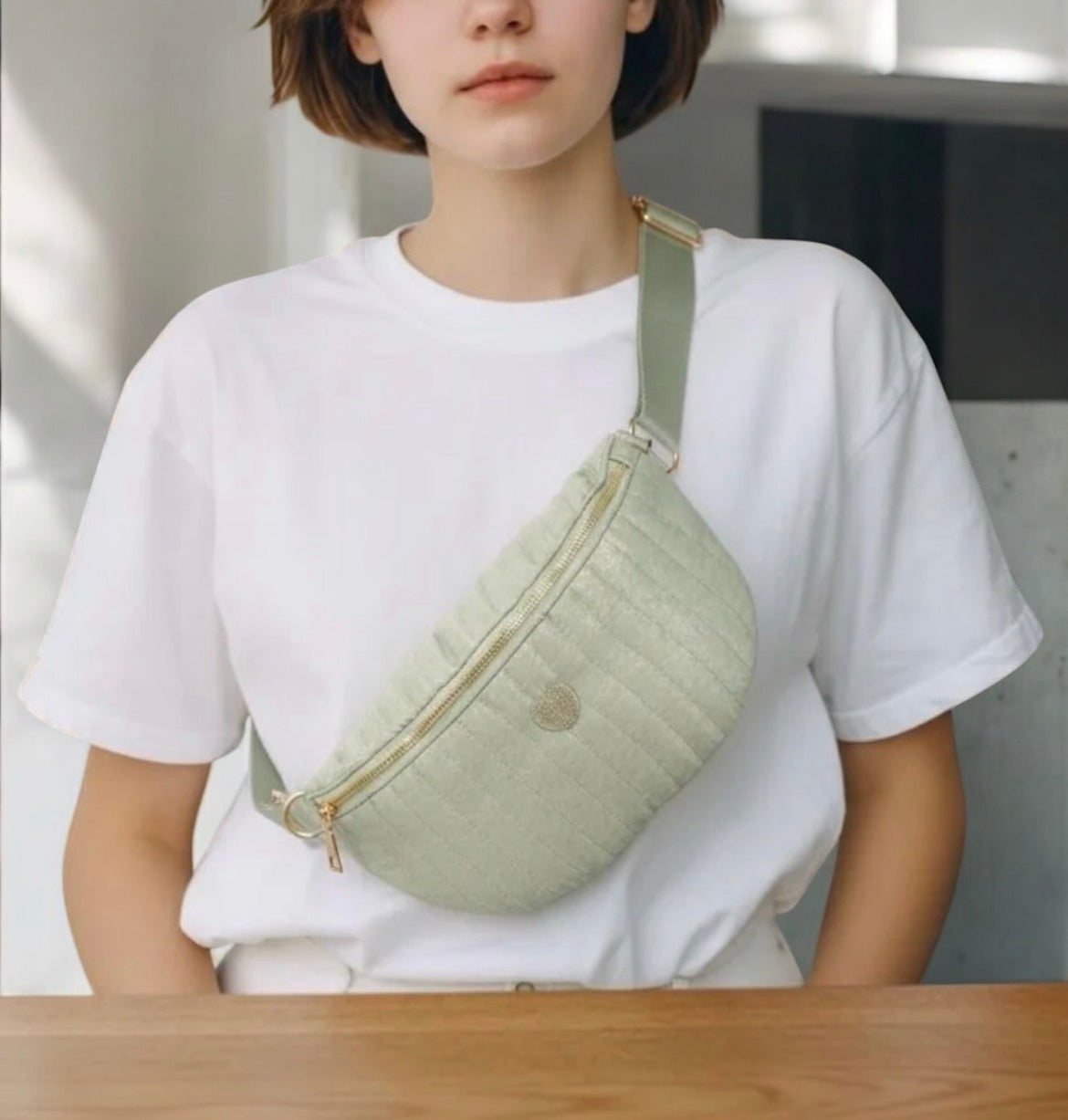 Sac banane en tissu irisé texturé relief élégant vert d’eau