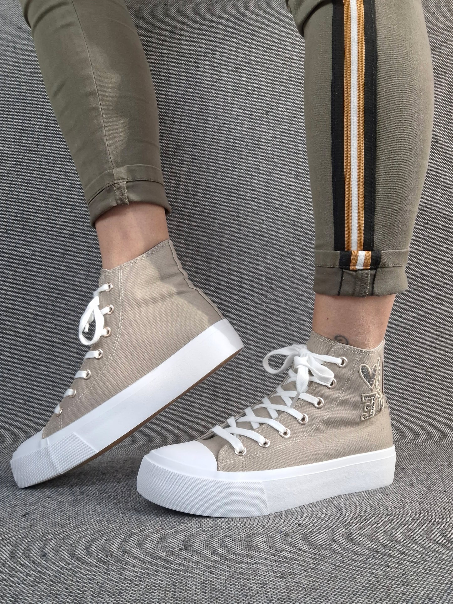 Chaussures baskets hautes tissu beige taupe blanc inscription "LOVE" style converse