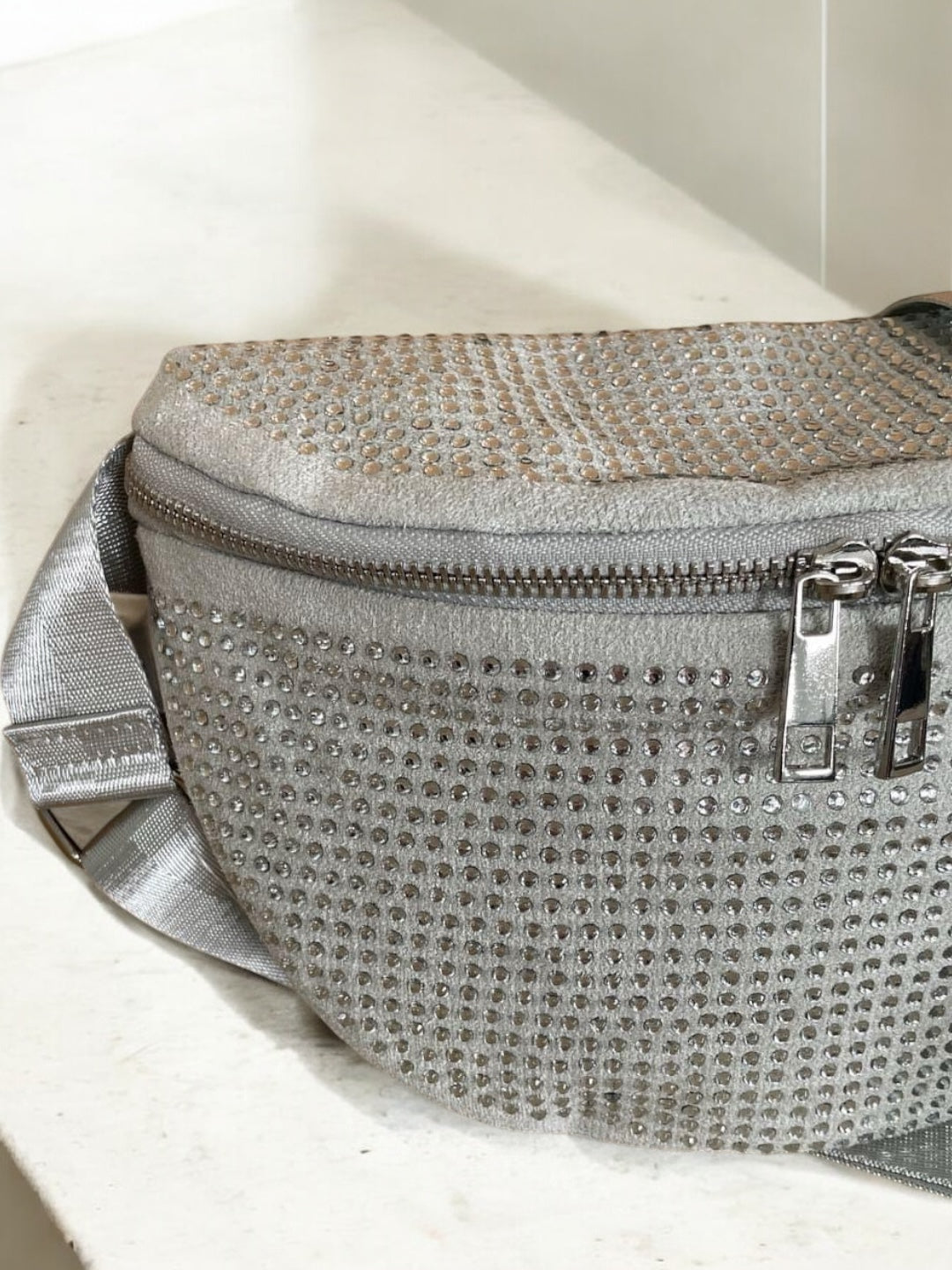 Sac banane toucher velours à strass couleur argent