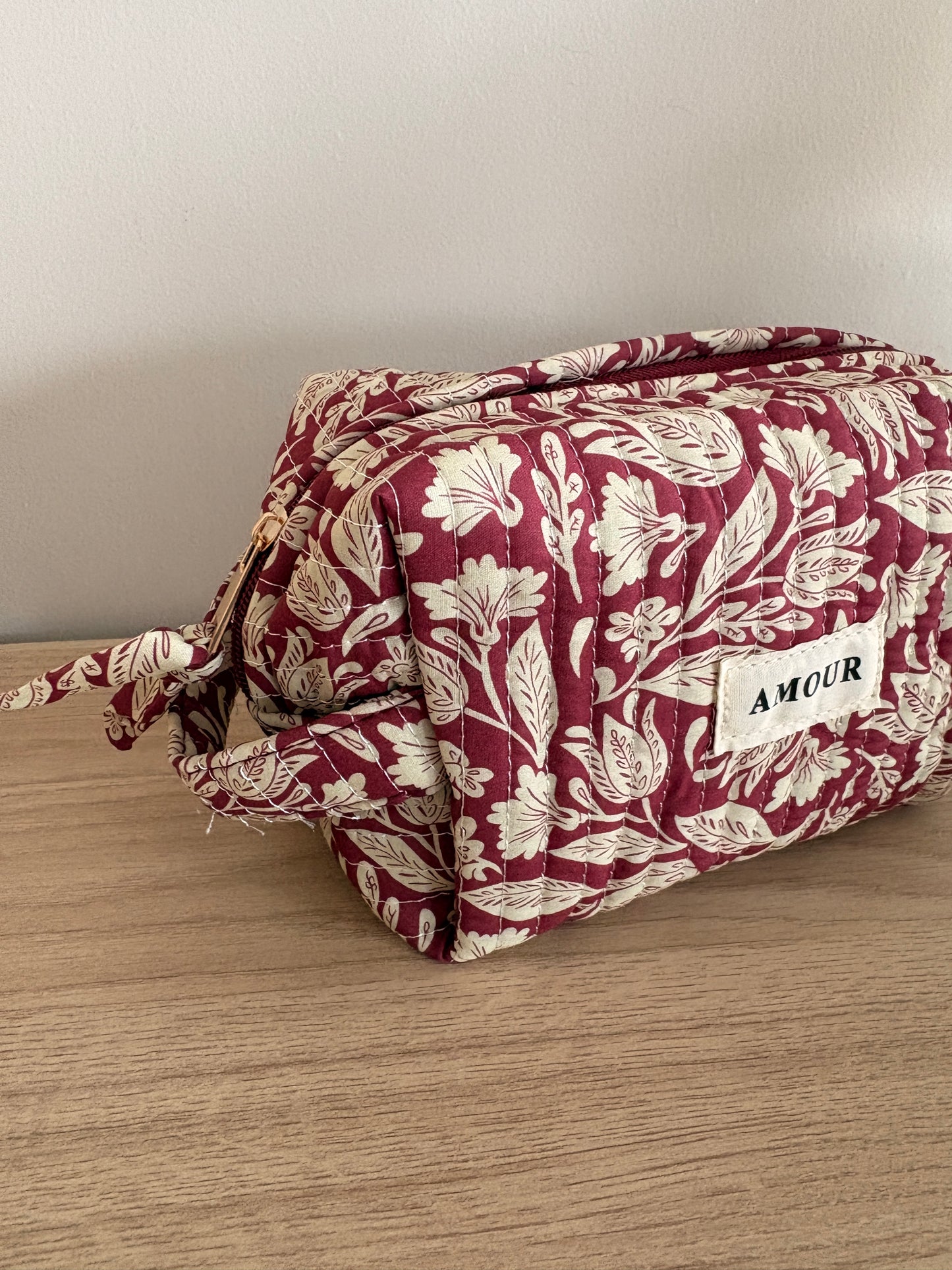 Pochette trousse en coton matelassé liberty floral toile de jouy couleur Bordeaux et blanc