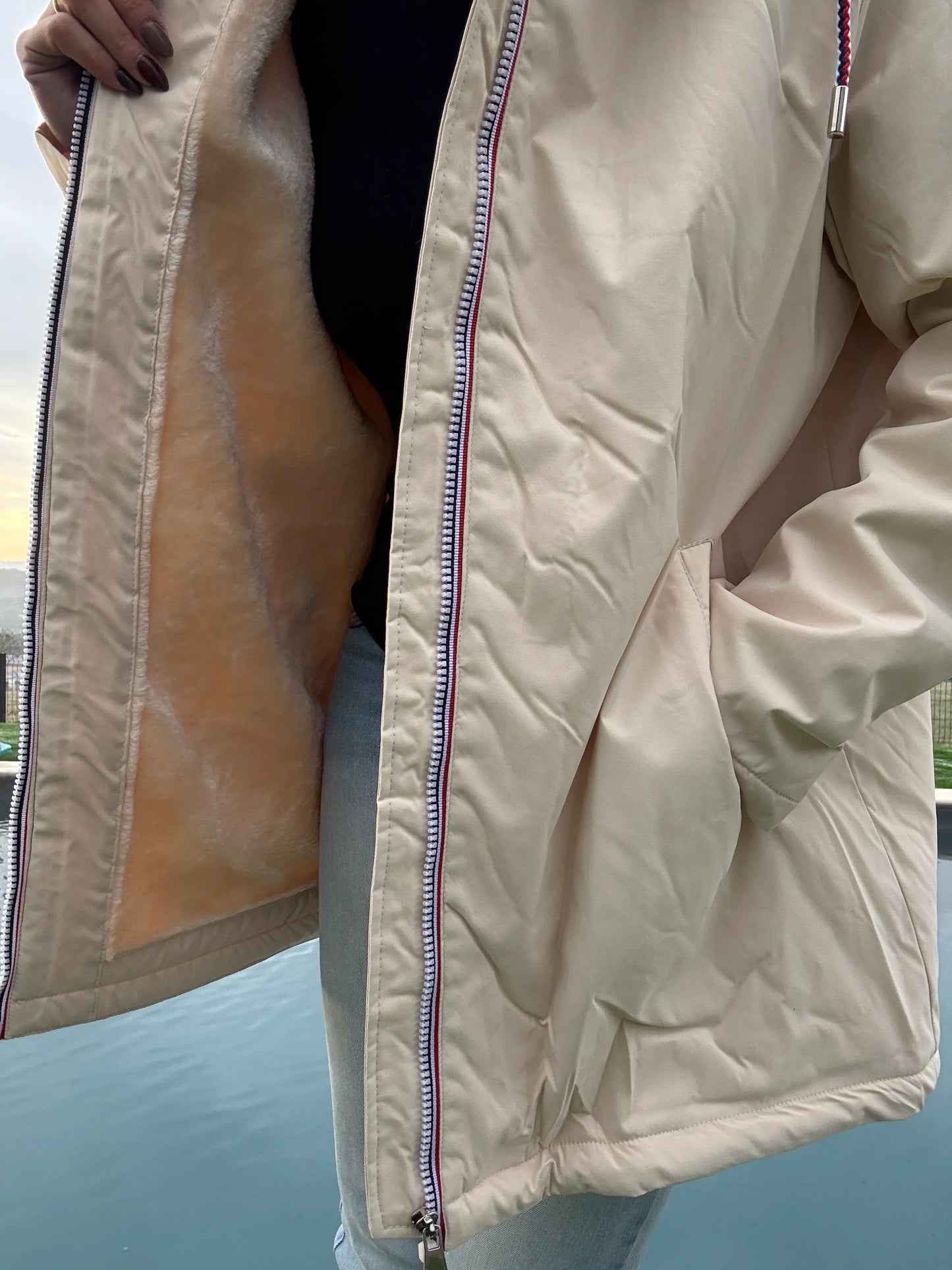 Manteau imperméable mi long fourré en fausse fourrure beige - Curvy