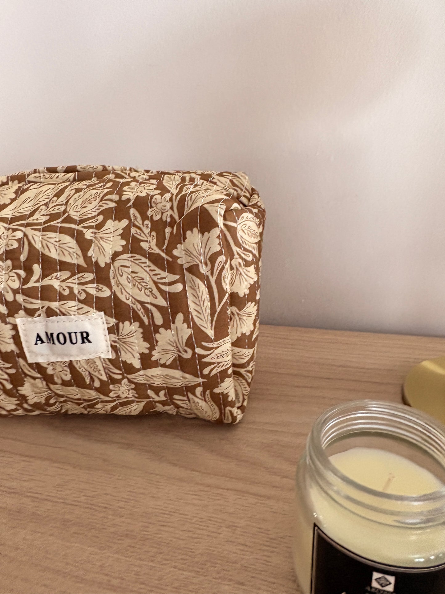 Pochette trousse en coton matelassé liberty floral toile de jouy couleur Camel et blanc